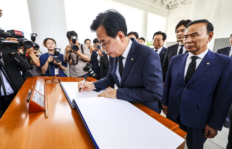 [서울=뉴시스] 박주성 기자 = 송언석 국민의힘 비상대책위원장 겸 원내대표가 2일 서울 동작구 국립서울현충원 현충탑을 참배한 뒤 방명록을 작성하고 있다. 2025.07.02. park7691@newsis.com
