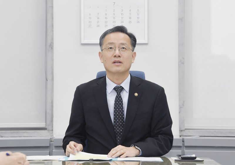 (서울=뉴스1) = 이형일 기획재온라인 슬롯 장관 직무대행 1차관이 2일 서울 영등포구 국회의사당에서 열린 '제 49차 물가관계차관회의'를 주재하고 있다. (기획재정부 제공. 재판매 및 DB 금지) 2025.7.2/뉴스1 /사진=뉴스1화상
