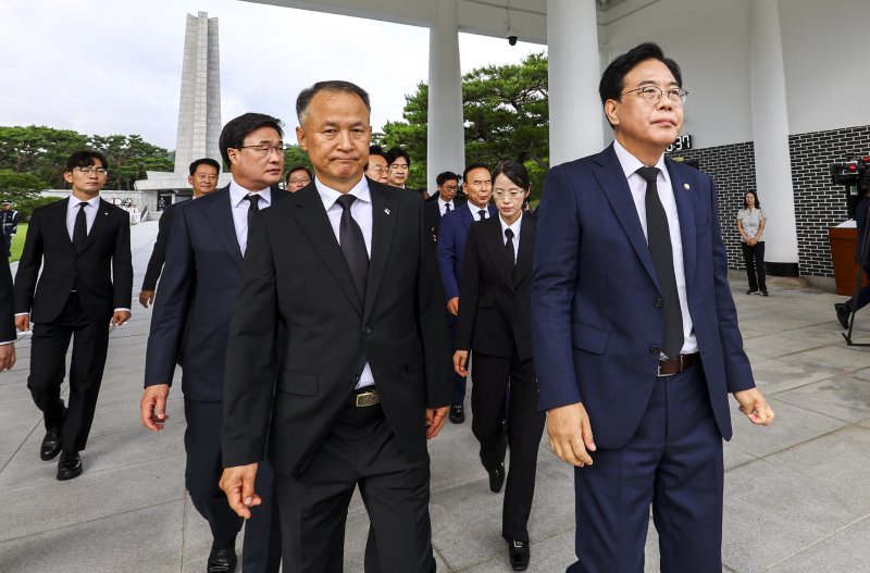 [서울=뉴시스] 박주성 기자 = 송언석 국민의힘 비상대책위원장 겸 원내대표를 비롯한 지도부가 2일 서울 동작구 국립서울현충원 현충탑에 참배를 마친 뒤 이동하고 있다. 2025.07.02. park7691@newsis.com
