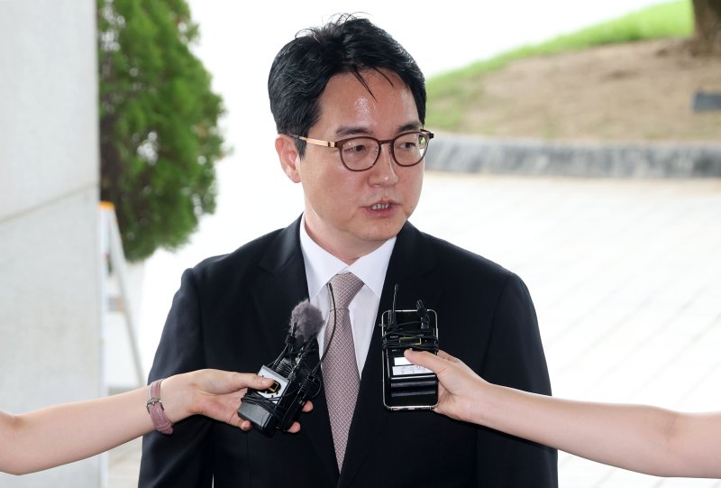심우정 검찰총장이 2일 오전 서울 서초구 대검찰청으로 출근하며 취재진 질문에 답하고 있다. /사진=뉴카지노 꽁 머니
