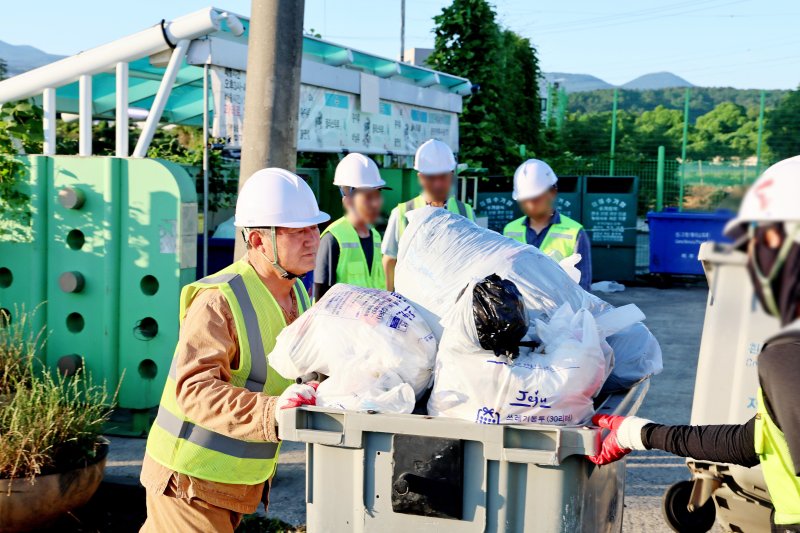 [제주=뉴시스] 김완근 제주시장 2일 오전 제주시 애월읍 일원에서 환경미화원들과 함께 생활폐기물 수거 작업을 하고 있다. (사진=제주시 제공) 2025.07.02. photo@newsis.com *재판매 및 DB 금지
