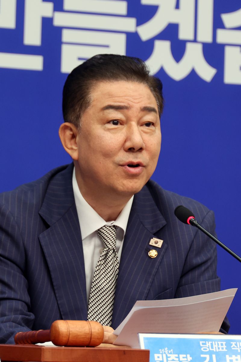 더불어민주당 메이저 바카라사이트 캡틴 대표 직무대행 겸 원내대표가 2일 국회에서 열린 최고위원회의에서 발언하고 있다. 사진=서동일 기자