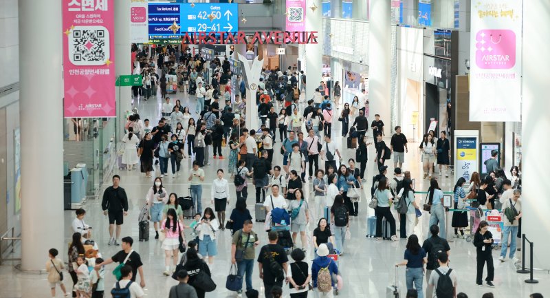6일 오전 인천국제공항 제1터미널 면세점이 관광객들로 붐비고 있다.2025.6.6/뉴스1 ⓒ News1 김진환 기자