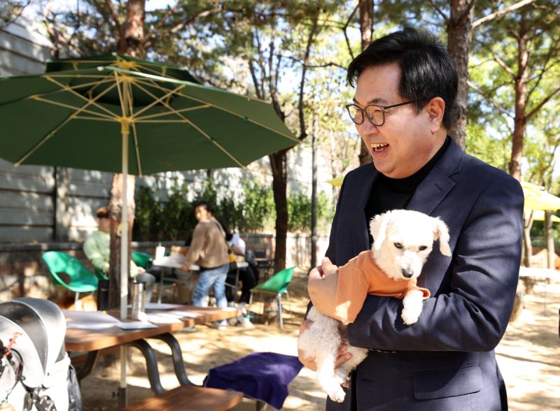 동작반려견공원 찾은 박일하 동작구청장 (출처=연합뉴스)