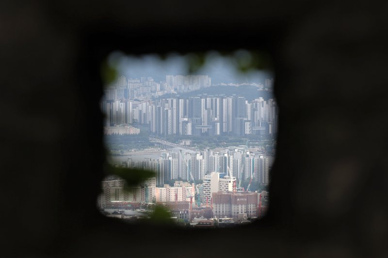 [서울=뉴시스] 조성우 기자 = 1일 오후 서울 남산에서 풀빠따 단지가 내려다 보이고 있다. 2025.07.01. xconfind@newsis.com