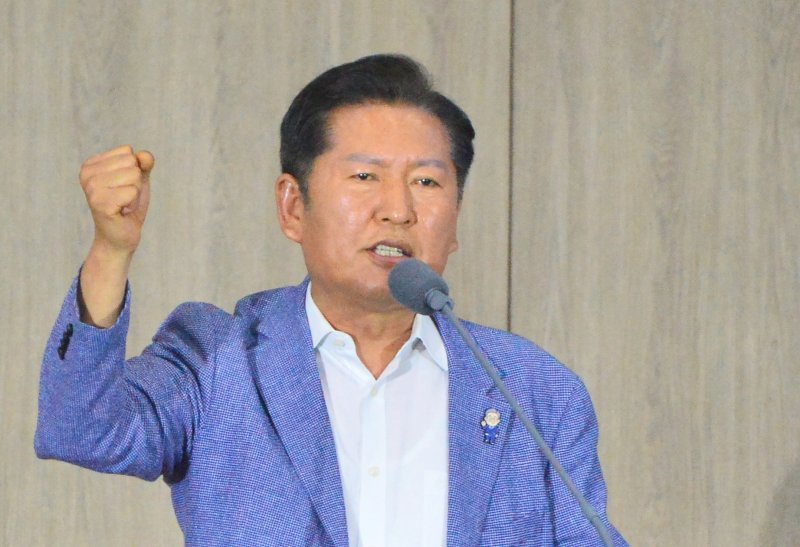 [청주=뉴시스] 서주영 기자 = 정청래 더불어민주당 당대표 예비후보가 29일 오후 충북 청주시 오스코에서 열린 더민주전국혁신회의 2025 전국대회에서 인사말을 하고 있다. 2025.06.29. juyeong@newsis.com