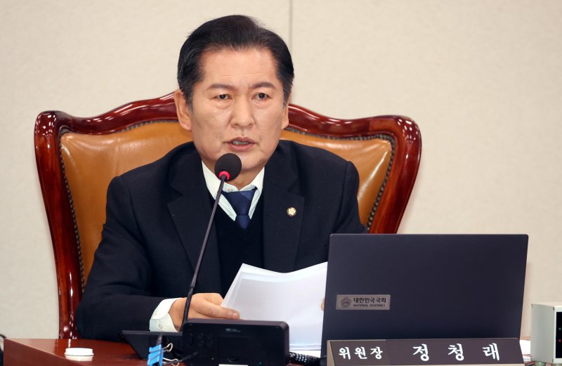 [서울=뉴시스] 조성봉 기자 = 정청래 국회 법사위원장이 11일 오전 서울 여의도 국회 법제사법위원회 전체회의에서 열린 비상계엄 현안질의에서 심우정 검찰총장의 출석을 요구하는 발언을 하고 있다. 2024.12.11. suncho21@newsis.com