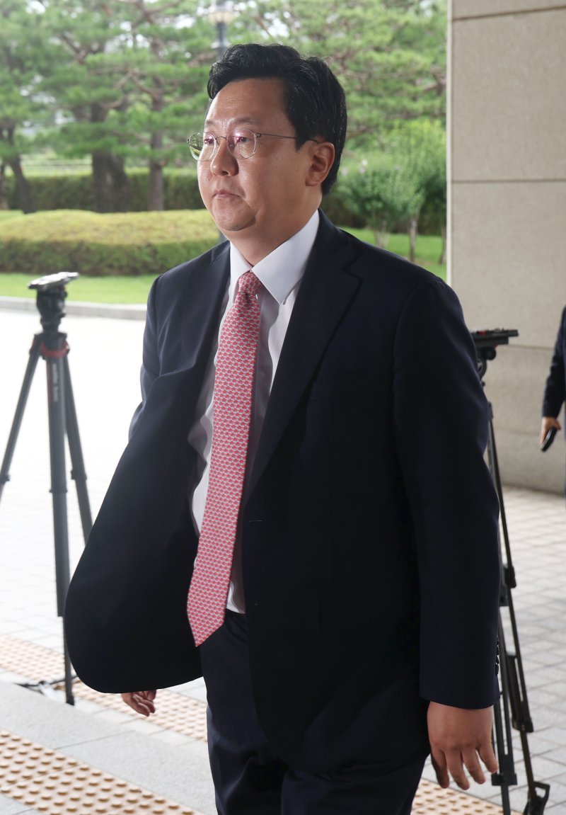 [서울=뉴시스]홍효식 기자 = 서울중앙지검장으로 임명된 정진우 서울북부지검장이 4일 오전 서울 서초구 대검찰청으로 출근하고 있다. 2021.03.04. yesphoto@newsis.com