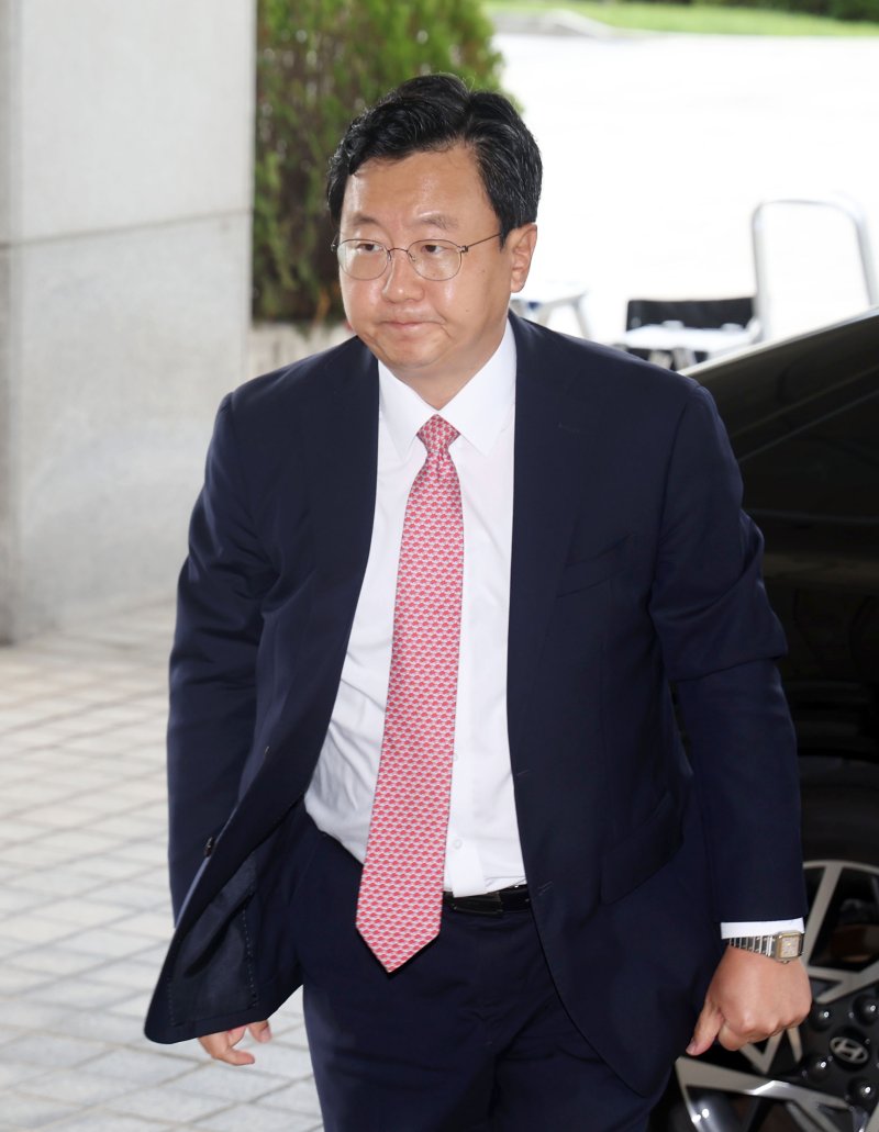 [서울=뉴시스]홍효식 기자 = 서울중앙지검장으로 임명된 정진우 서울북부지검장이 4일 오전 서울 서초구 대검찰청으로 출근하고 있다. 2021.03.04. yesphoto@newsis.com