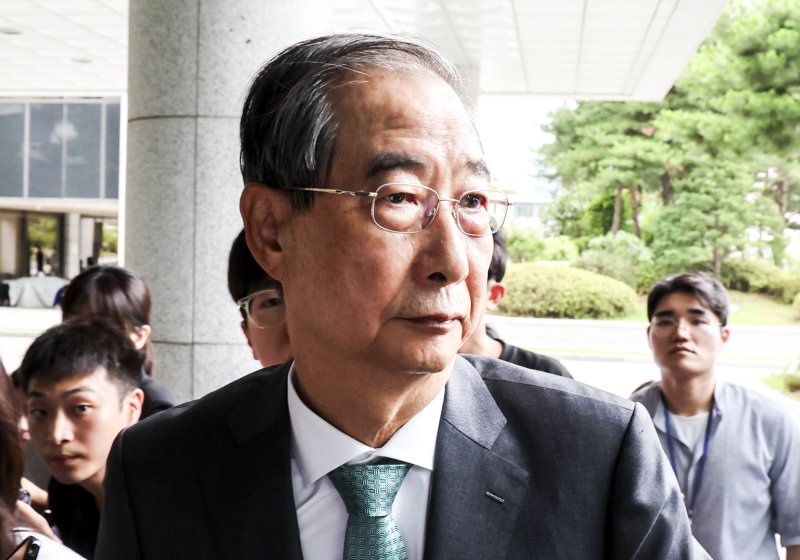[서울=뉴시스] 조성우 기자 = 한덕수 전 국무벨라벳가 2일 서울 서초구 서울고검에 마련된 내란특검 사무실에 조사를 받기 위해 출석하고 있다. 2025.07.02. xconfind@newsis.com