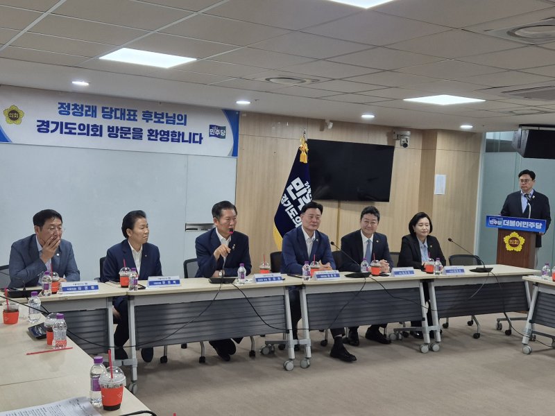[수원=뉴시스] 이병희 기자 = 더불어민주당 차기 대표에 출마한 정청래 의원이 2일 경기업카지노를 찾아 발언하고 있다. 2025.07.02. iambh@newsis.com *재판매 및 DB 금지