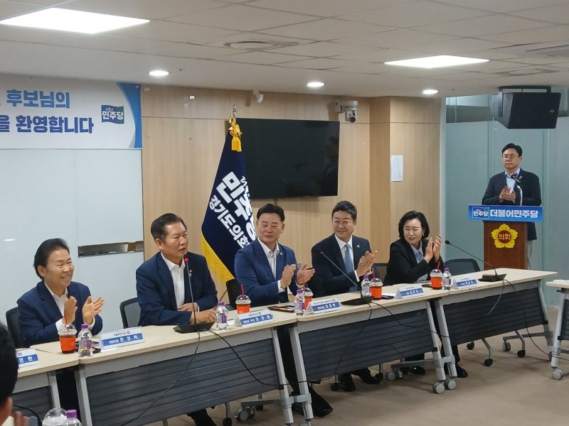 더불어민주당 당대표 선거에 출마한 정청래 의원이 2일 경기도의회를 찾아 "이재명 정부가 쌩쌩 달려야 할 때"라며 자신에 대한 지지를 당부했다.2025.7.2/뉴스1 ⓒ News1 송용환 기자