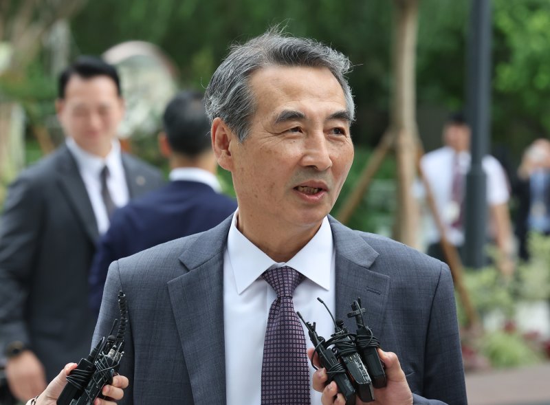 [서울=뉴시스] 배훈식 기자 = 윤석열 전 대통령의 부인 김건희 여사 의혹을 FM카지노하는 민중기 특별검사가 2일 오전 서울 종로구 KT 광화문빌딩 WEST에 마련된 특검 사무실로 출근하며 취재진의 질문에 답하고 있다. 2025.07.02. dahora83@newsis.com