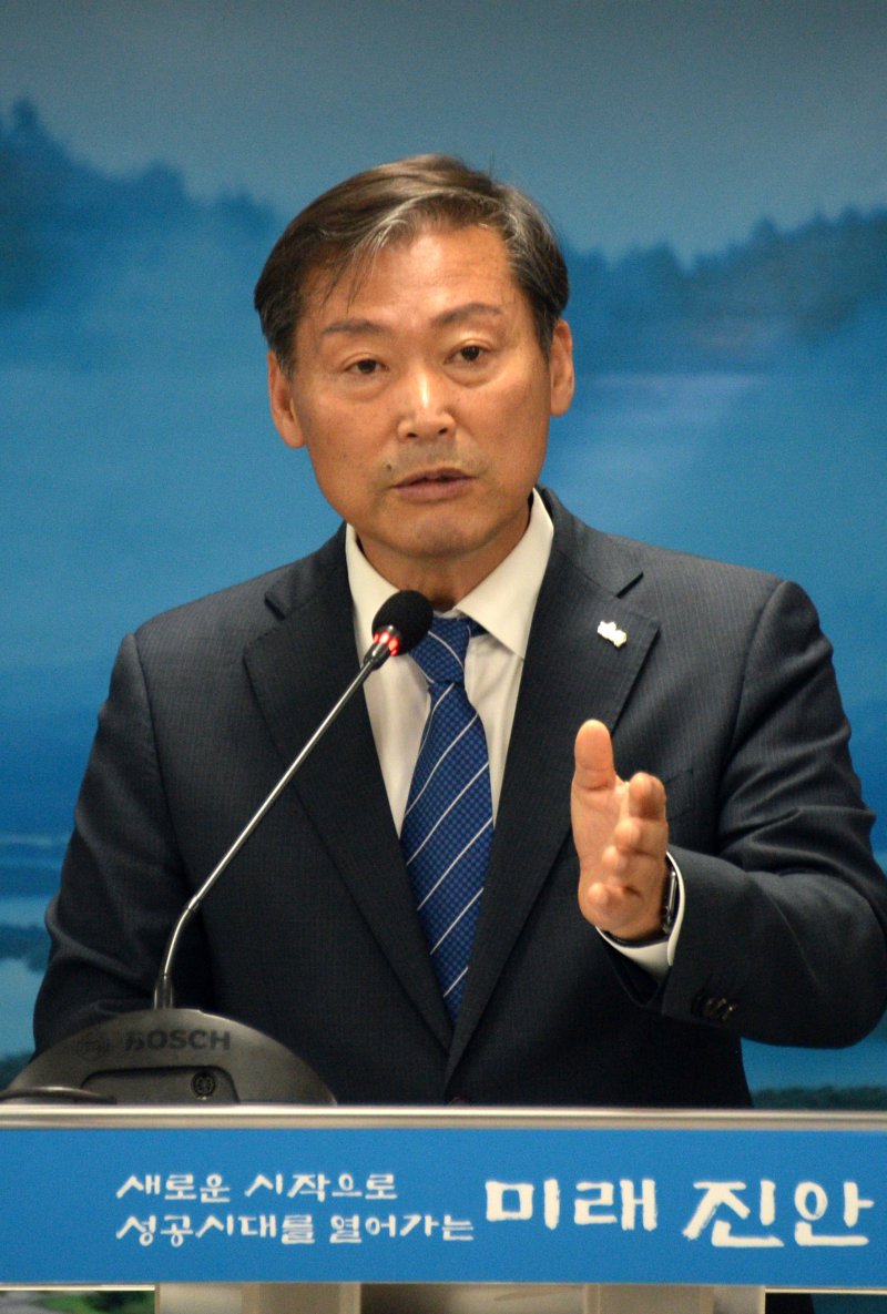[진안=뉴시스] 김얼 기자 = 전춘성 진안군수가 30일 하이원슬롯 진안군 진안군청에서 취임 3주년 기자간담회를 열고 질의에 답변하고 있다. 2025.06.30. pmkeul@newsis.com