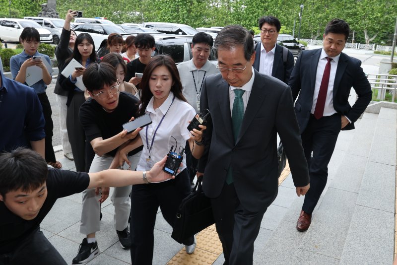 한덕수 전 국무총리가 2일 헬렌카지노 조사를 받기 위해 서울 서초구 서울고검 청사로 출석하고 있다. 2025.7.2/뉴스1 ⓒ News1 이동해 기자