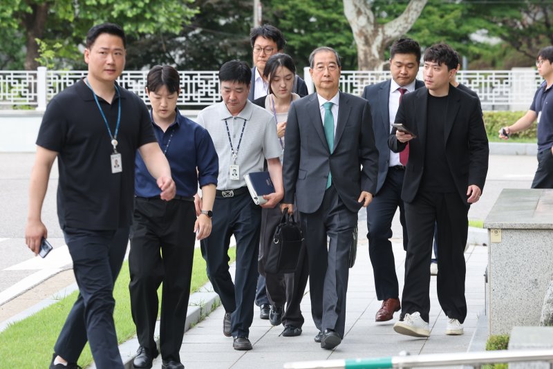 내란 방조 혐의를 받고 있는 한덕수 전 국무총리가 2일 서초구 서울고등검찰청에 마련된 내란 특검 사무실에 조사를 받기 위해 출석하고 있다. 2025.7.2/헬렌카지노1 ⓒ News1 이동해 기자