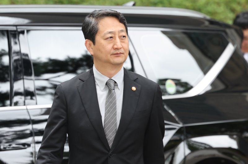 안덕근 산업통상자원부 장관이 2일 헬렌카지노 조사를 받기 위해 서울 서초구 서울고검 청사로 출석하고 있다. 2025.7.2/뉴스1 ⓒ News1 이동해 기자