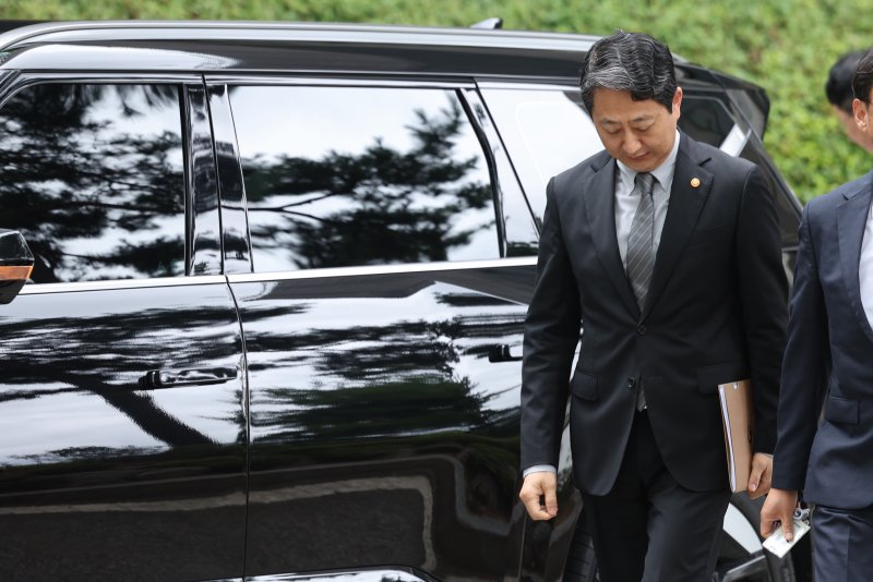 안덕근 산업통상자원부 장관이 2일 헬렌카지노 조사를 받기 위해 서울 서초구 서울고검 청사로 출석하고 있다. 2025.7.2/뉴스1 ⓒ News1 이동해 기자
