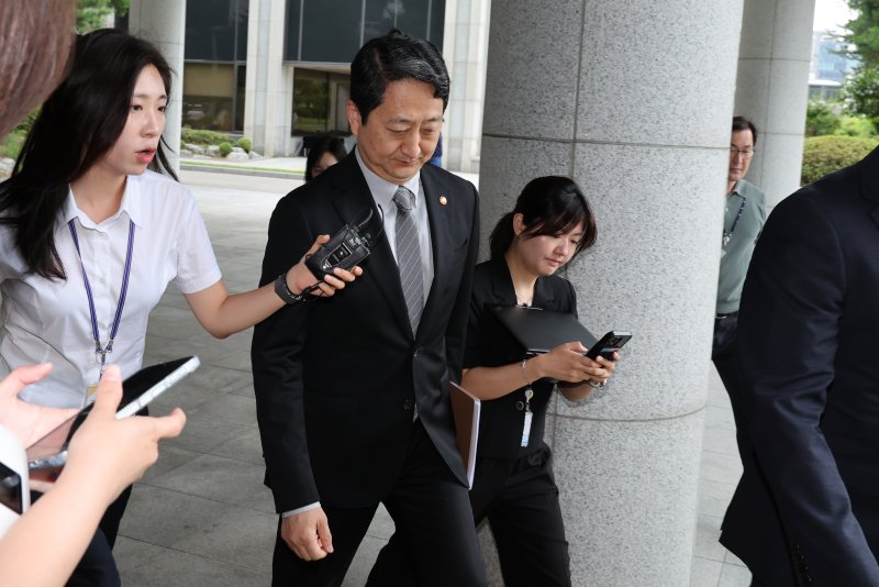 안덕근 산업통상자원부 장관이 2일 헬렌카지노 조사를 받기 위해 서울 서초구 서울고검 청사로 출석하고 있다. 2025.7.2/뉴스1 ⓒ News1 이동해 기자