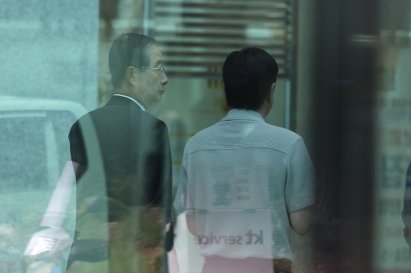 한덕수 전 국무총리가 2일 헬렌카지노 조사를 받기 위해 서울 서초구 서울고검 청사로 출석하고 있다. 2025.7.2/뉴스1 ⓒ News1 이동해 기자
