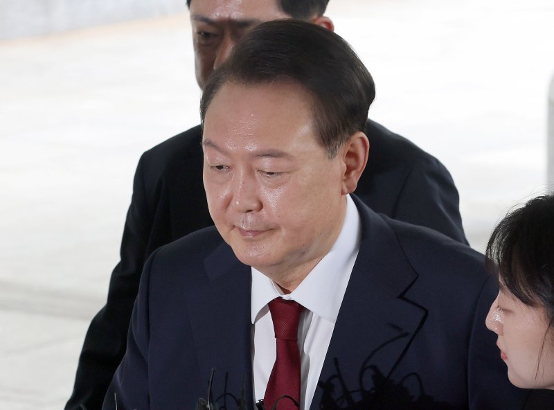 [서울=뉴시스] 이영환 기자 = 윤석열 전 대통령 측이 오는 5일 오전 9시에 출석해 조사받으라는 내란 특검팀(특별검사 조은석)의 요청을 받아들이기로 했다. 사진은 윤석열 전 대통령이 지난달 28일 오전 대면 조사를 받기 위해 서울 서초구 서울고검에 마련된 내란특검 사무실로 출석하는 모습. (공동취재) 2025.06.28. photo@newsis.com