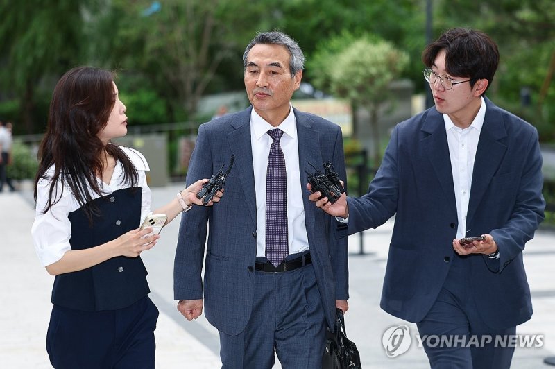 취재진 질문 속 출근하는 민중기 특검 (출처=연합뉴스)