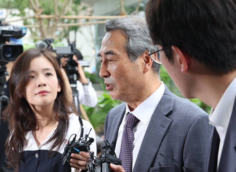 [서울=뉴시스] 배훈식 기자 = 윤석열 전 대통령의 부인 김건희 여사 의혹을 수사하는 민중기 특별검사가 2일 오전 서울 종로구 KT 광화문빌딩 WEST에 마련된 게임룸 토토 사무실로 출근하며 취재진의 질문을 받고 있다. 2025.07.02. dahora83@newsis.com