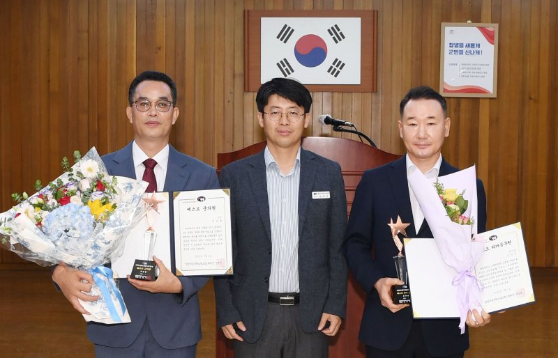 [에볼루션 바카라 사이트=뉴시스] 장정석(왼쪽) 에볼루션 바카라 사이트군공무원노동조합 위원장이 손학준(오른쪽) 베스트 리더공무원, 이승렬 군의원에게 트로피와 꽃다발을 전달하고 기념촬영을 하고 있다. (사진= 에볼루션 바카라 사이트군 제공) 2025.07.02. photo@newsis.com *재판매 및 DB 금지