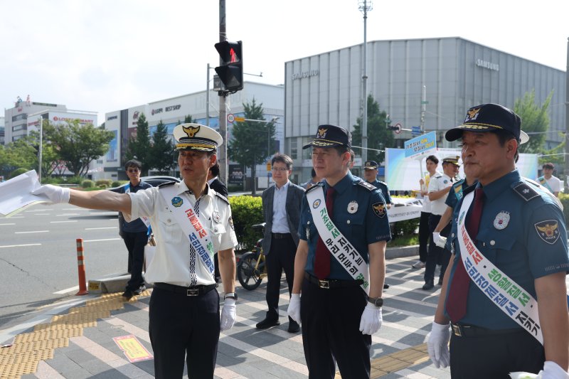 대구경찰청은 2일 도심 곳곳에서 교통·생활·서민경제 등 3대 기초질서 위반 행위 근절을 위한 캠페인을 실시했다. (대구경찰청 제공. 재판매 및 DB 금지) 2025.7.2/뉴스1