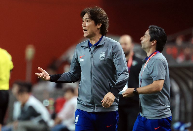 10일 오후 서울 마포구 상암동 서울월드컵경기장에서 열린 2026 국제축구연맹(FIFA) 북중미 월드컵 아시아 3차 예선 B조 10차전 대한민국과 쿠웨이트의 경기, 대한민국 홍명보 감독이 선수들에게 작전을 지시하고 있다. 2025.6.10/뉴스1 ⓒ News1 김진환 기자