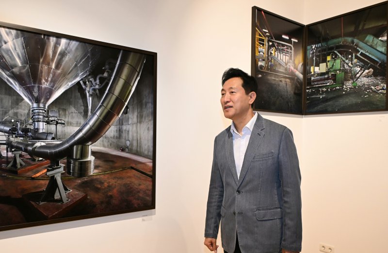 [빈(오스트리아)=뉴시스]오세훈 서울시장이 1일(현지 시각) 광복 80주년과 오스트리아 제2공화국 수립을 기념해 주오스트리아 한국문화원에서 개최된 사진전을 관람하고 있다.(제공=서울시)