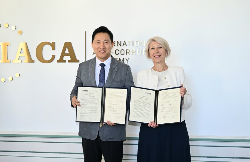 오세훈 프리카지노장이 1일(현지시간) 오스트리아 빈에서 국제반부패아카데미(IACA)와 MOU 체결 후 슬라쟈냐 타세바(Slagjana Taseva) 학장과 기념 촬영하고 있다.(프리카지노 제공)