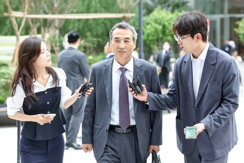 윤석열 전 대통령의 부인 김건희 여사 의혹 관련 사건을 맡은 민중기 특별검사가 2일 오전 서울 종로구 KT광화문빌딩 웨스트에 마련된 얼티밋 텍사스 홀덤 사무실로 출근하고 있다. 2025.7.2/뉴스1 ⓒ News1 민경석 기자