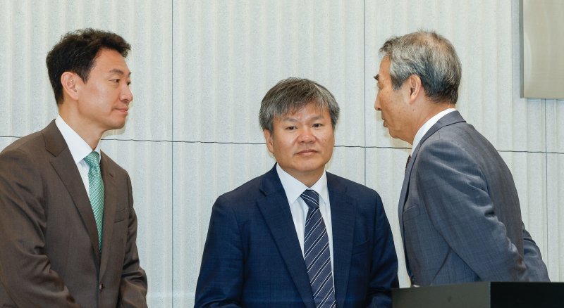 윤석열 전 대통령의 부인 김건희 여사 의혹 관련 사건을 맡은 민중기 특별검사(오른쪽)가 2일 서울 종로구 KT광화문빌딩 웨스트에 마련된 얼티밋 텍사스 홀덤 사무실에서 열린 현판 제막식에서 박상진(왼쪽), 문홍주 얼티밋 텍사스 홀덤보와 대화를 나누고 있다. (공동취재) 2025.7.2/뉴스1 ⓒ News1 민경석 기자