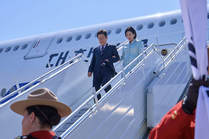 대통령실은 주요 7개국(G7) 정상회의에 참석한 이재명 대통령이 지난달 16일(현지시간) 캐나다 앨버타주 캘거리국제공항에 도착해 김혜경 여사와 공군 1호기에서 내리는 모습을 같은달 19일 SNS를 통해 공개했다. (이재명 대통령 SNS. 재판매 및 DB 금지) 2025.6.19/뉴스1 ⓒ News1 박지혜 기자