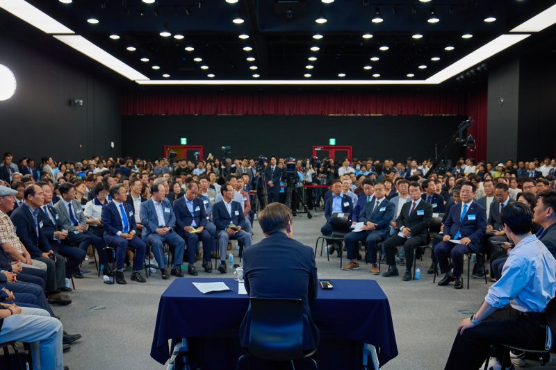 이재명 대통령이 지난달 25일 광주 국립 아시아문화전당에서 광주시민·전남도민 타운홀미팅을 하고 있다. (대통령실 제공. 재판매 및 DB 금지) 2025.6.25/뉴스1 ⓒ News1 허경 기자