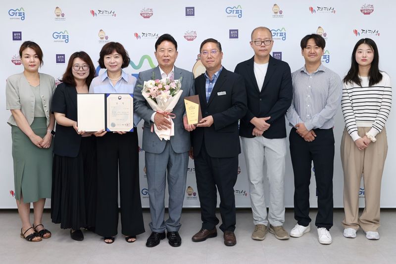 서태원 가평군수(왼쪽 네 번째)와 관계자들이 기념 촬영을 하고 있다. 가평군 제공