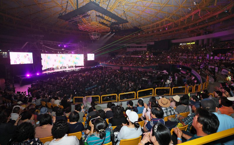 [창원=뉴시스] 강경국 기자 = 1일 경남 창원시 창원스포츠파크 창원체육관에서 제15회 창원 시민의 날 기념식 및 축하음악회가 개최되고 있다. (사진=창원시청 제공). 2025.07.02. photo@newsis.com *재판매 및 DB 금지