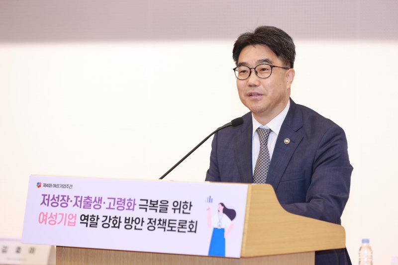 김성섭 중소벤처기업부 사이다토토이 2일 '저성장·저출생·고령화 극복을 위한 여성기업 역할 강화 방안 정책토론회'에 참석해 인사말을 하고 있다.(중소벤처기업부 제공)