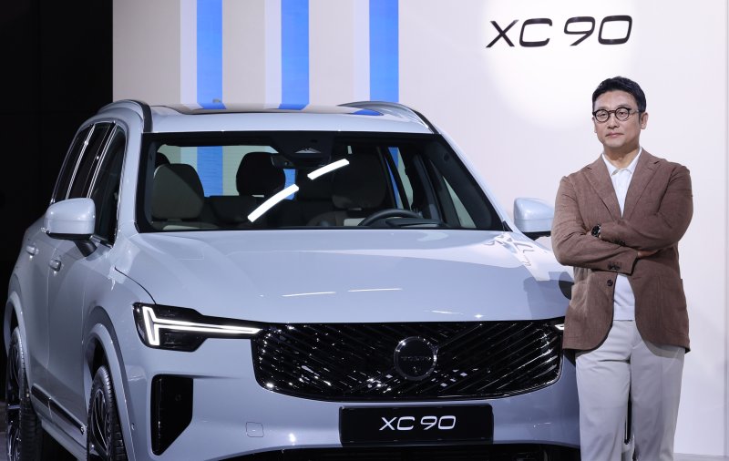 이윤모 볼보자동차코리아 대표이사가 2일 서울 광진구 워커힐호텔에서 현대적인 스칸디나비아 스타일과 최첨단 기술이 적용된 스웨디시 럭셔리 플래그십 신형 XC90을 공개하고 있다. 2025.7.2/뉴스1 ⓒ News1 박지혜 기자