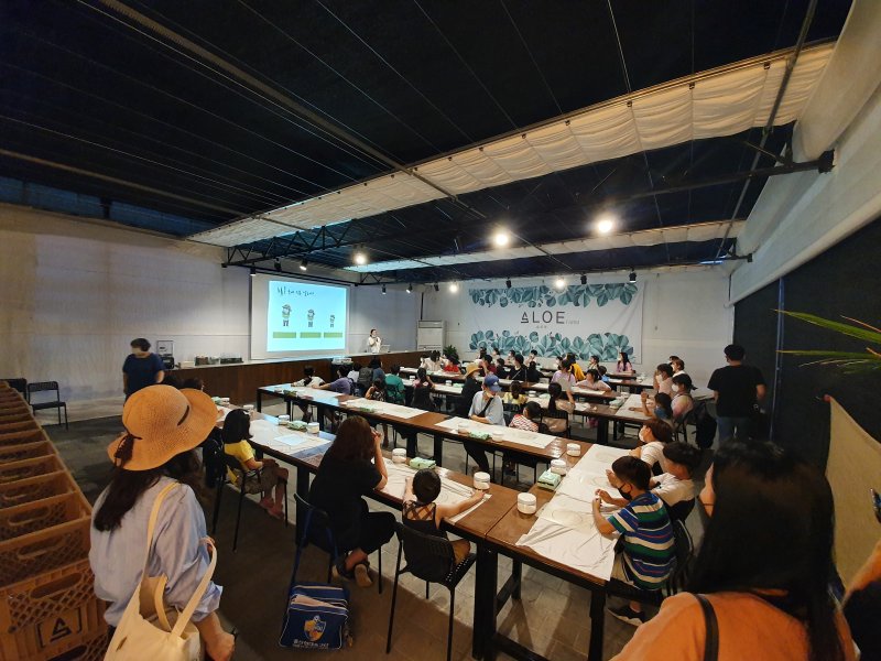[세종=원탑토토] 사진은 경남 김해시 '한림알로에' 농장 활동 모습. 이곳은 알로에 재배지에서 알로에 모종 심기와 수확, 생활용품·먹을거리 만들기 체험을 지원한다고 농촌진흥청이 2일 밝혔다. (사진=농진청 제공) 2025.07.02. photo@newsis.com *재판매 및 DB 금지