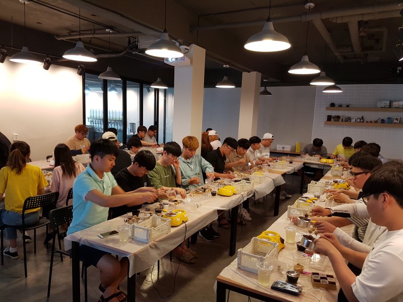 [세종=원탑토토] 사진은 경남 김해시 '한림알로에' 농장 활동 모습. 이곳은 알로에 재배지에서 알로에 모종 심기와 수확, 생활용품·먹을거리 만들기 체험을 지원한다고 농촌진흥청이 2일 밝혔다. (사진=농진청 제공) 2025.07.02. photo@newsis.com *재판매 및 DB 금지