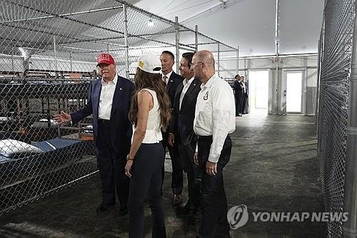 플로리다주 불법이민자 구금시설 찾은 트럼프 (출처=연합뉴스)
