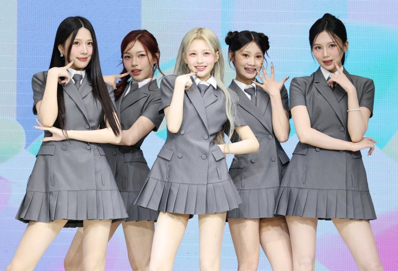 블링원이 2일 오전 서울 중구 월드케이팝센터에서 열린 3집 디지털 싱글 ‘미스터’ 발매 기념 쇼케이스에서 '버블검'을 선보이고 있다. 2025.7.2/뉴스1 ⓒ News1 권현진 기자