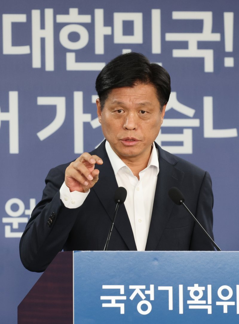 [서울=뉴시스] 김명원 기자 = 조승래 솔카지노기획위원회 대변인이 29일 서울 종로구 정부서울청사 별관 솔카지노기획위원회에서 열린 현안 관련 기자간담회에 참석해 발언하고 있다. 2025.06.29. kmx1105@newsis.com