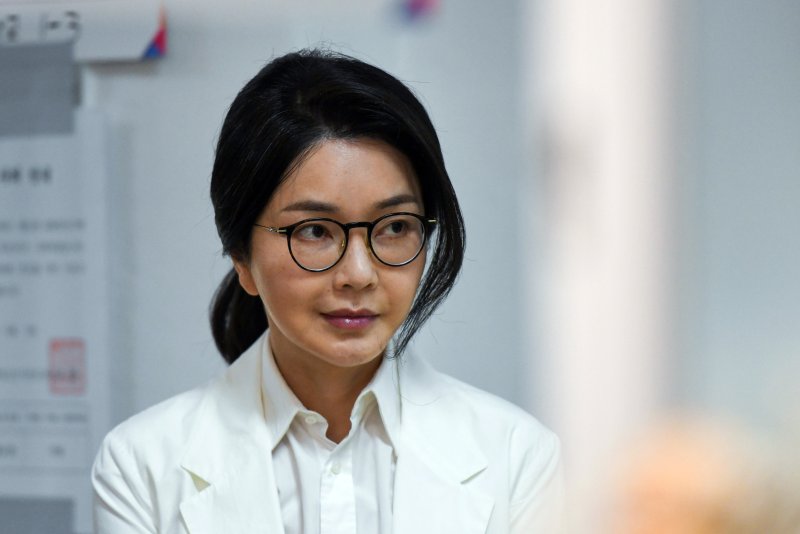 윤석열 전 대통령의 부인 김건희 여사가 3일 서울 서초구 원명초등학교에 마련된 서초구 제3투표소에서 투표를 하기 위해 줄을 서 있다. (공동취재) 2025.6.3/뉴스1 ⓒ News1 김명섭 기자