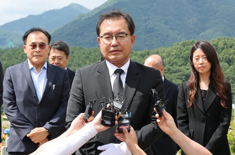 이명현 순직해병대원 특별검사를 비롯한 특검팀이 1일 오전 대전 유성구 국립대전현충원 故 채수근 상병 묘소에서 참배를 마치고 취재진의 질문에 답하고 있다. 2025.7.1/뉴스1 ⓒ News1 김기태 기자