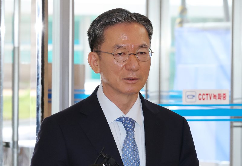 정성호 법무부 장관 후보자가 1일 오전 서울 종로구 적선현대빌딩에 마련된 인사청문회 준비 사무실로 출근하며 취재진의 질문에 답하고 있다. 2025.7.1/뉴스1 ⓒ News1 임세영 기자