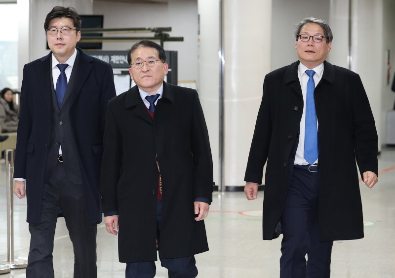 [토마스카지노=뉴시스] 홍효식 기자 = 김학의 전 법무부 차관에 대한 '불법 출국금지' 혐의로 재판에 넘겨진 조국혁신당 이규원(왼쪽부터) 대변인, 차규근 의원, 이광철 전 청와대 비서관이 지난해 11월 25일 서울 서초구 서울고등법원에서 열린 항소심 선고 공판을 마친 뒤 법정을 나서고 있다. (공동취재) 2024.11.25. yesphoto@newsis.com