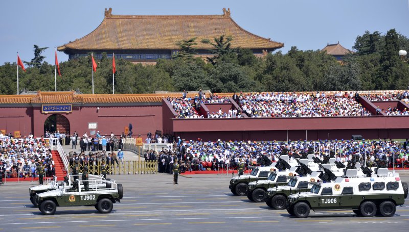 중국이 오는 9월 3일 예정된 '항일전쟁 및 세계 반파시스트 전쟁 승리 80주년' 기념 열병식에 이재명 대통령의 참석을 타진하고 있는 가운데, 홍콩 매체는 이 대통령이 행사에 불참할 가능성이 크다고 전망했다. 2015년 70주년 열병식 당시 모습. 뉴시스